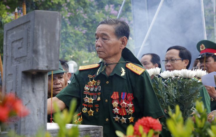 Cựu thanh niên xung phong tham dự triển lãm cùng thắp hương cho đồng đội từng tham gia mở đường Trường Sơn - Ảnh: QUỐC NAM