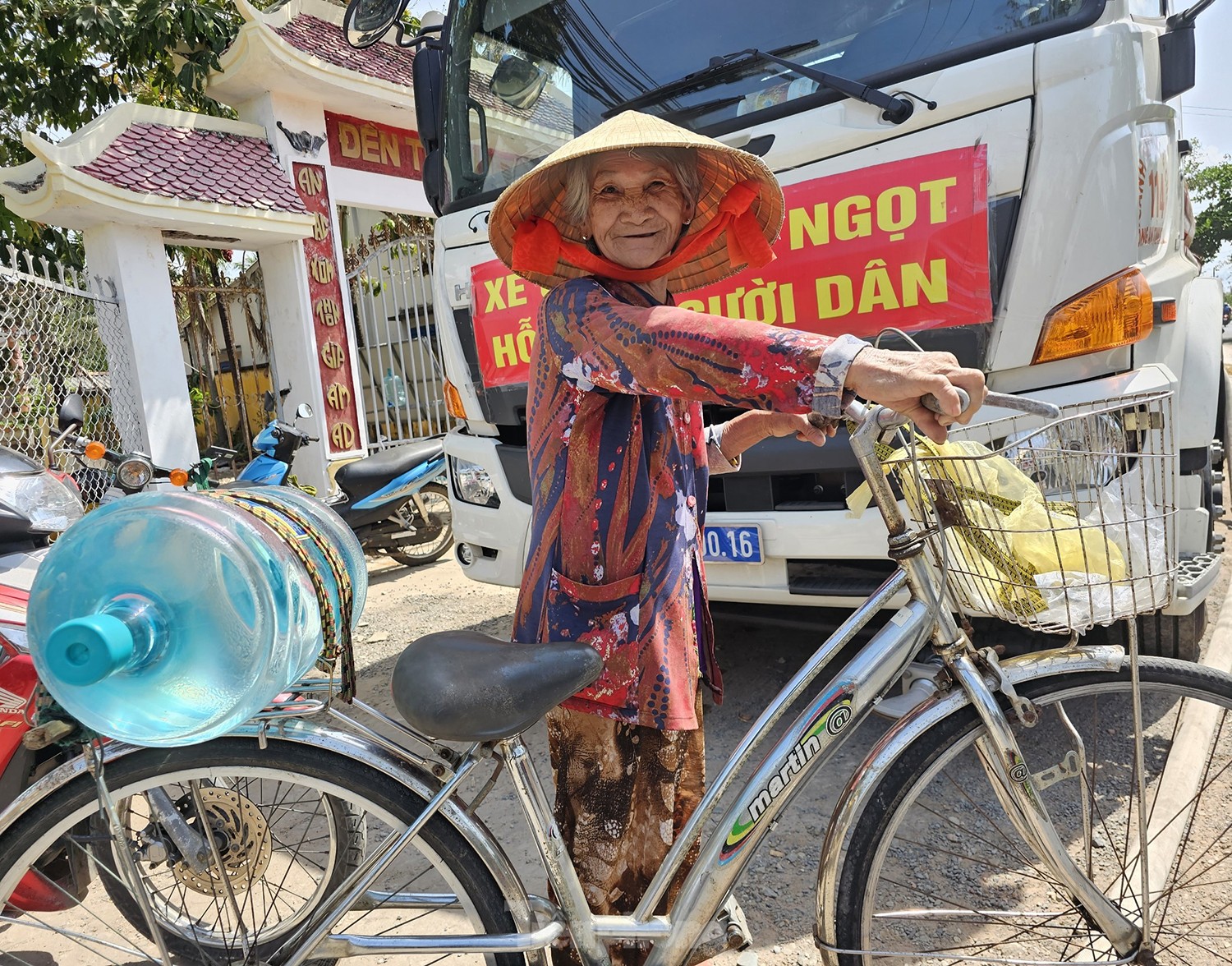 Trung ương Đoàn trao tặng hơn 4 tỷ đồng cho người dân vùng hạn mặn ĐBSCL ảnh 1