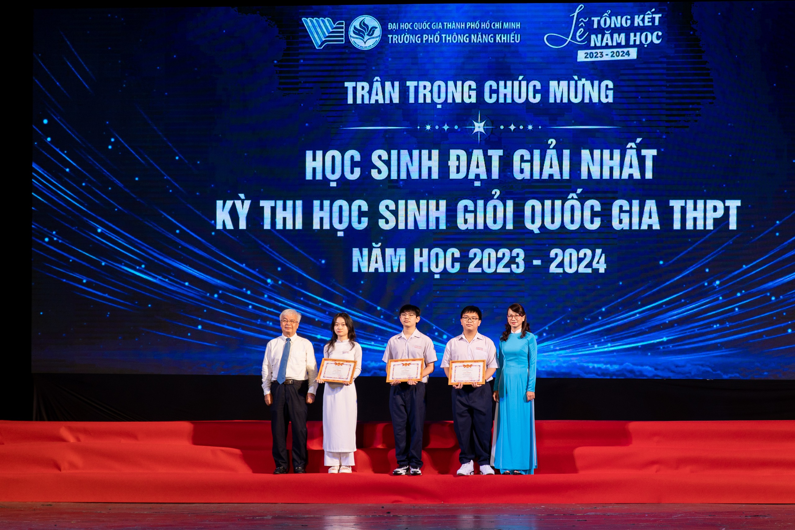 3 học sinh Trường Phổ thông Năng khiếu đạt giải nhất học sinh giỏi quốc gia. Trong đó có Nguyễn Hồng Anh, nữ sinh lớp 10 chuyên văn, giải nhất quốc gia môn ngữ văn, số điểm thủ khoa toàn quốc