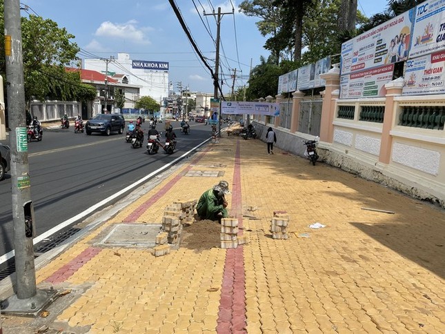 Vỉa hè vừa khánh thành ở Thủ Đức bị xới tung, bong tróc sau mưa ảnh 1