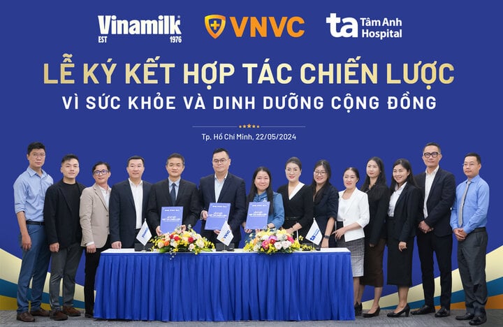 Lãnh đạo Vinamilk, Hệ thống trung tâm tiêm chủng VNVC và Bệnh viện Đa khoa Tâm Anh ký hợp tác chiến lược. (Ảnh: Vi Nam)