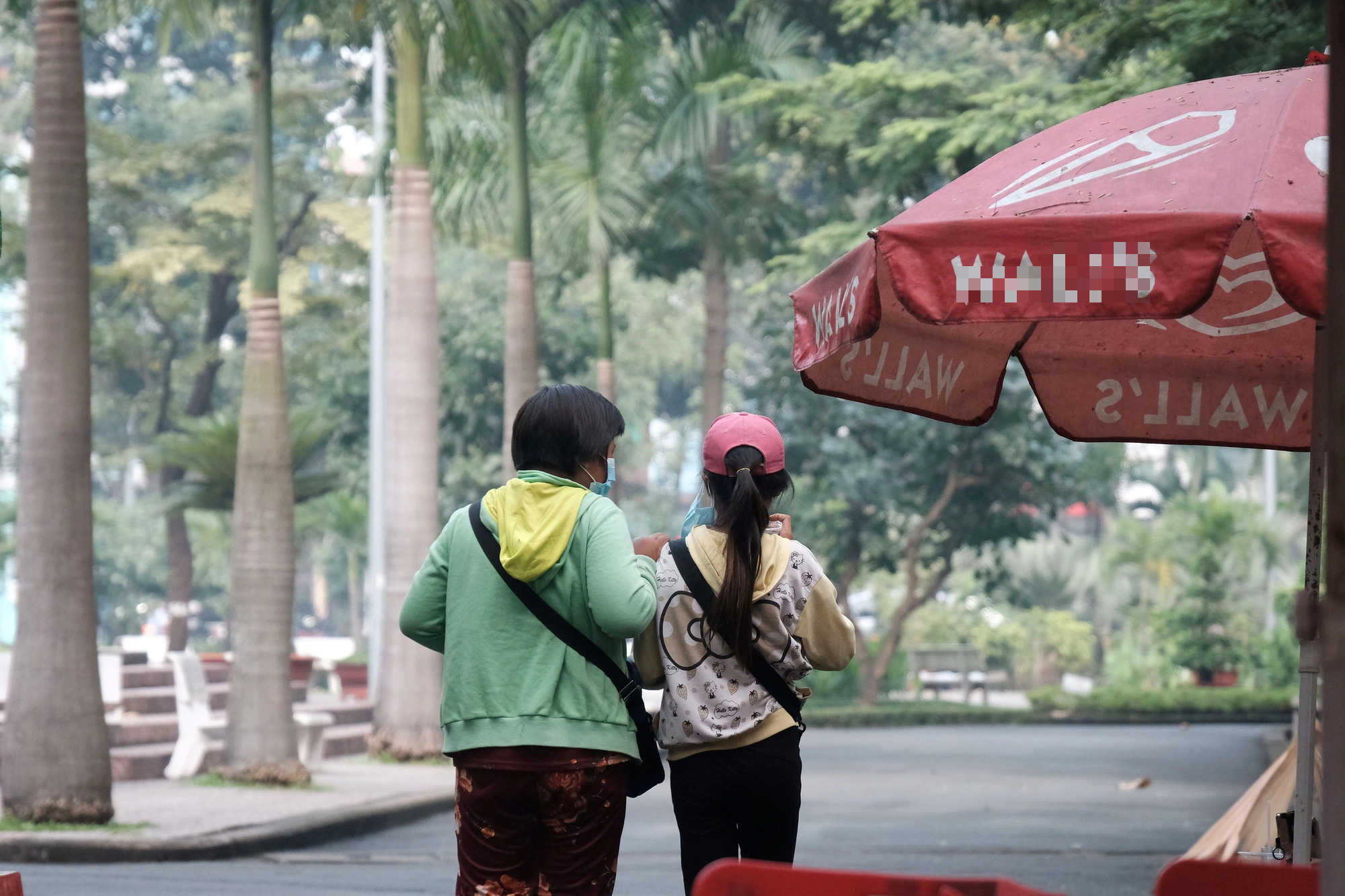 Thay vì tìm kiếm các cơ sở bảo trợ cho con đi học, học nghề, nhiều cha mẹ để con cái đi lang thang xin ăn, bán vé số, hàng rong - Ảnh minh họa: VŨ THỦY