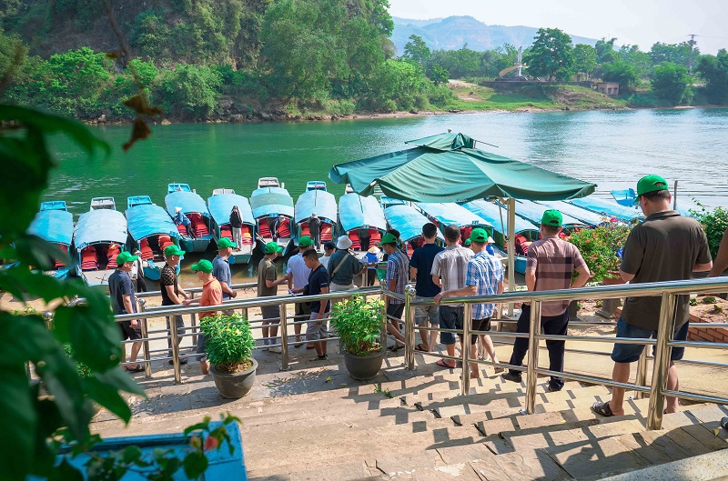 Đ&ocirc;ng đảo du kh&aacute;ch đến Khu du lịch Phong Nha - Kẻ B&agrave;ng