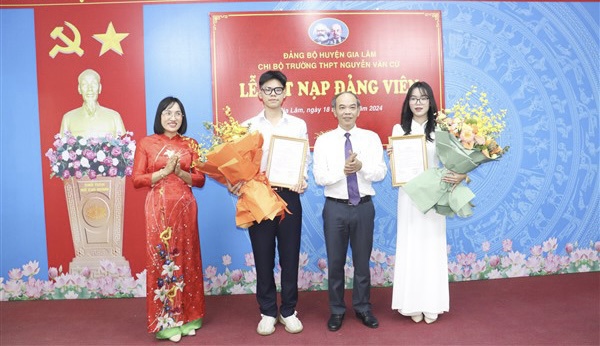 Phó Bí thư Thường trực Huyện ủy Gia Lâm Nguyễn Tiến Việt trao Quyết định kết nạp đảng viên cho 2 đảng viên mới, Trường THPT Nguyễn Văn Cừ.   