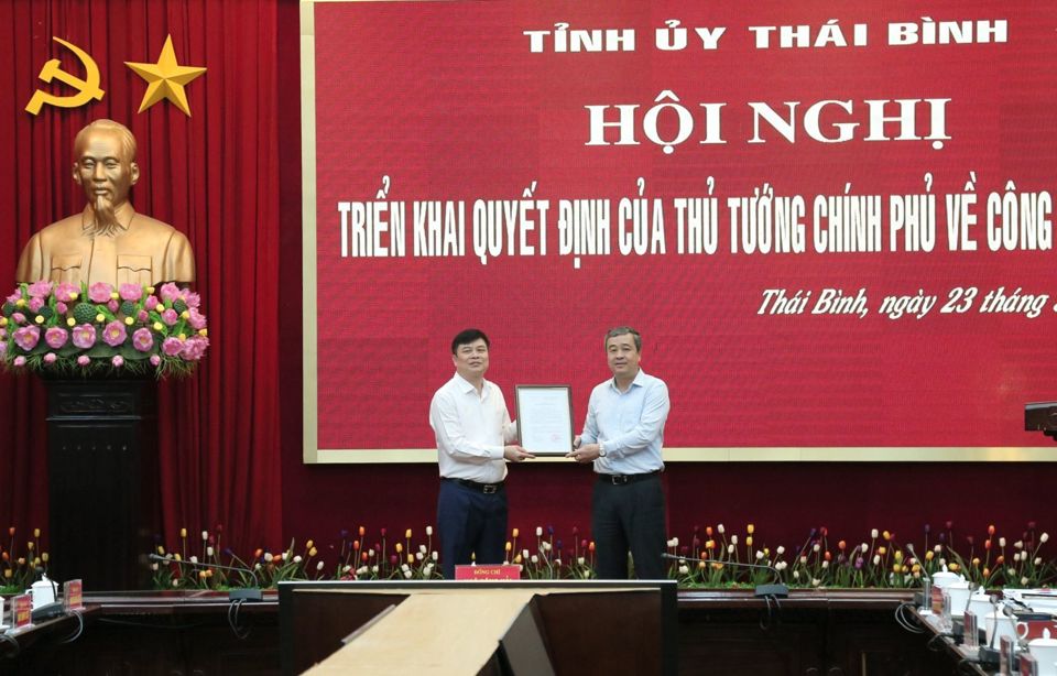 Thừa ủy quyền của Thủ tướng Chính phủ, đồng chí Ngô Đông Hải, Ủy viên Ban Chấp hành Trung ương Đảng, Bí thư Tỉnh ủy trao Quyết định của Thủ tướng Chính phủ phê chuẩn kết quả bầu chức vụ Phó Chủ tịch UBND tỉnh Thái Bình nhiệm kỳ 2021 - 2026. Ảnh TĐ