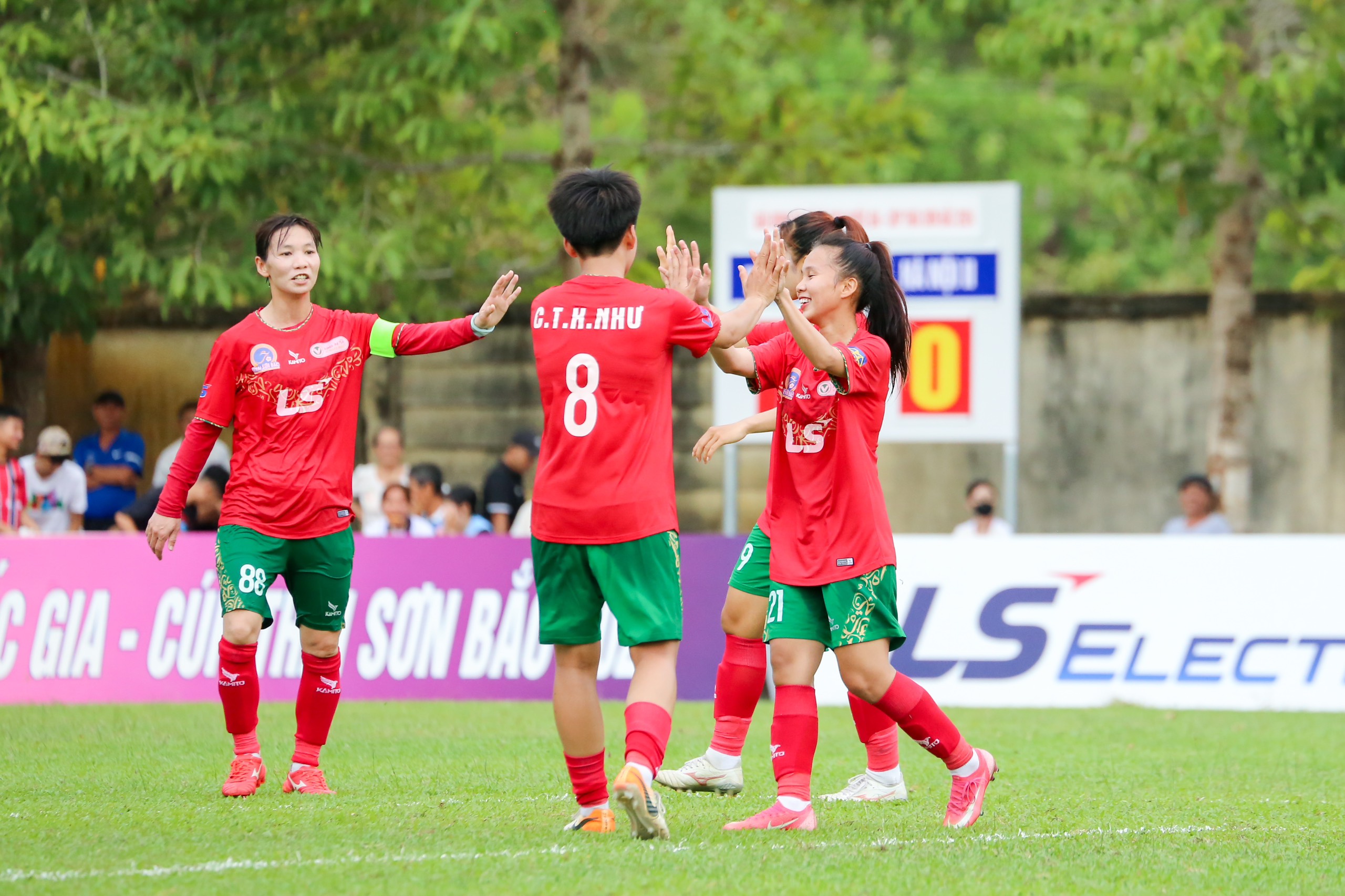 ‘Cánh chim lạ’ đưa CLB TP.HCM I bay cao, Phong Phú Hà Nam thắng trận vất vả- Ảnh 1.