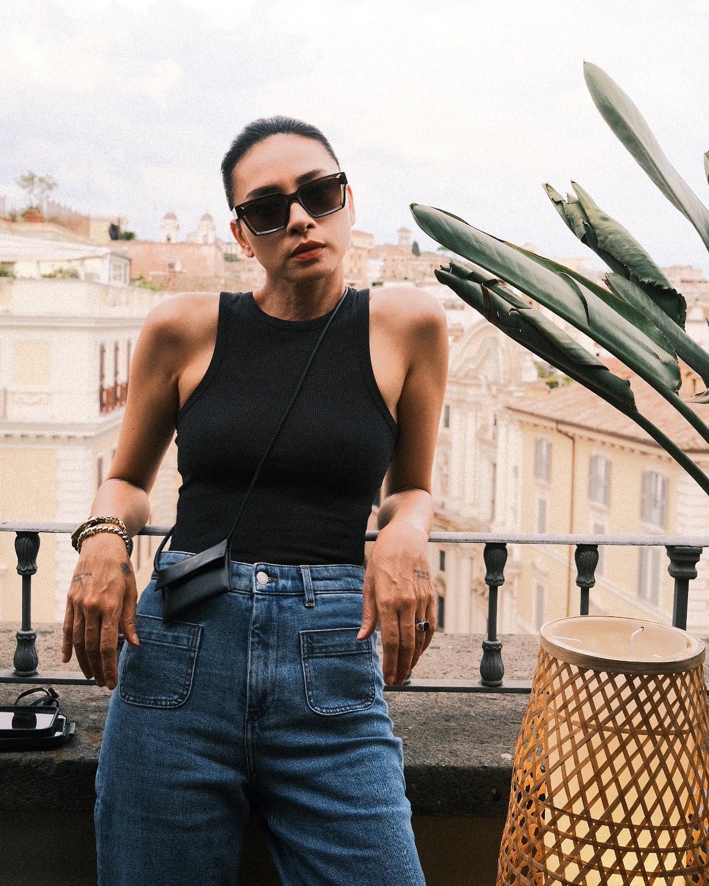 10 manieren om zwarte kleding te dragen en er jeugdig maar toch elegant uit te zien als vrouw van 40 jaar en ouder - Foto 2. 10 cách mặc trang phục màu đen trẻ trung mà vẫn sang trọng dành cho phụ nữ trên 40 tuổi- Ảnh 2.