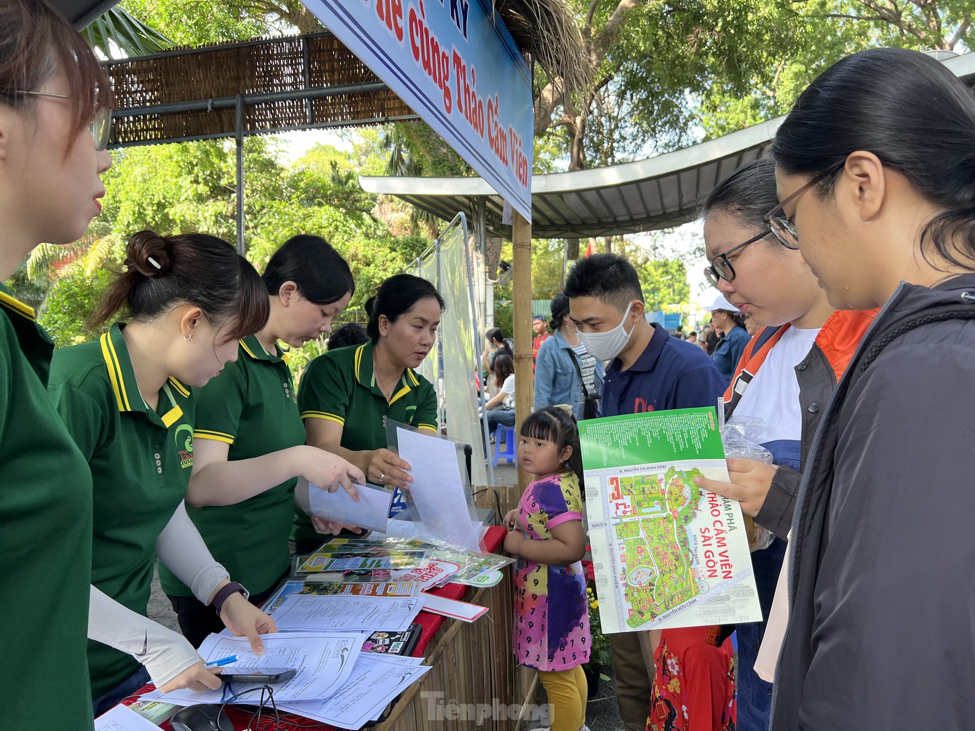 Đến Thảo Cầm Viên chơi, du khách bất ngờ thấy hà mã được... đánh răng ảnh 3