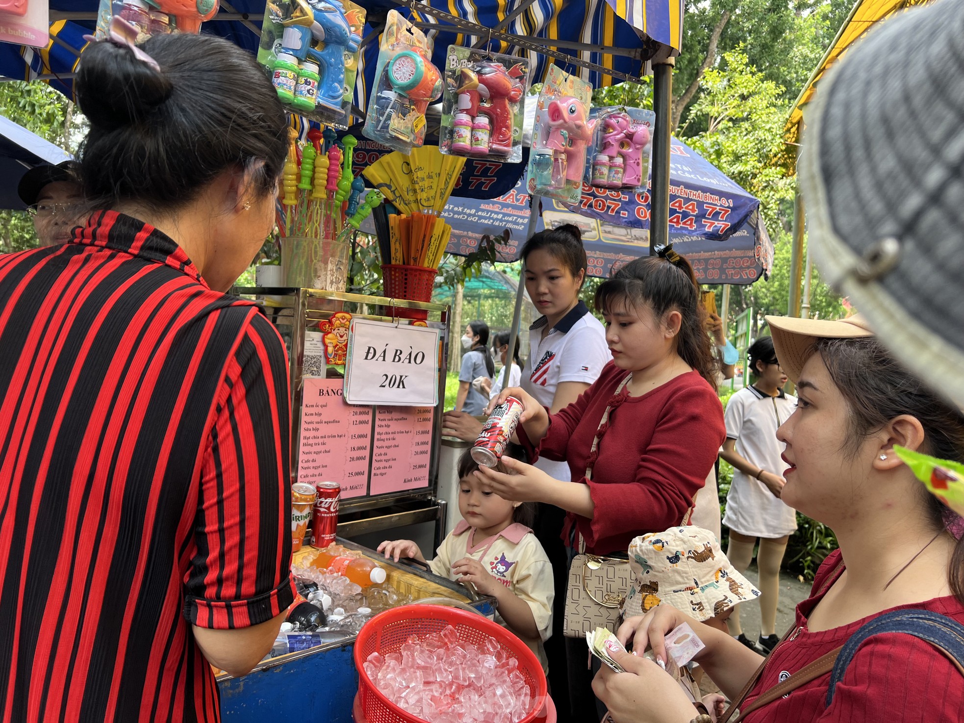 Đến Thảo Cầm Viên chơi, du khách bất ngờ thấy hà mã được... đánh răng ảnh 13