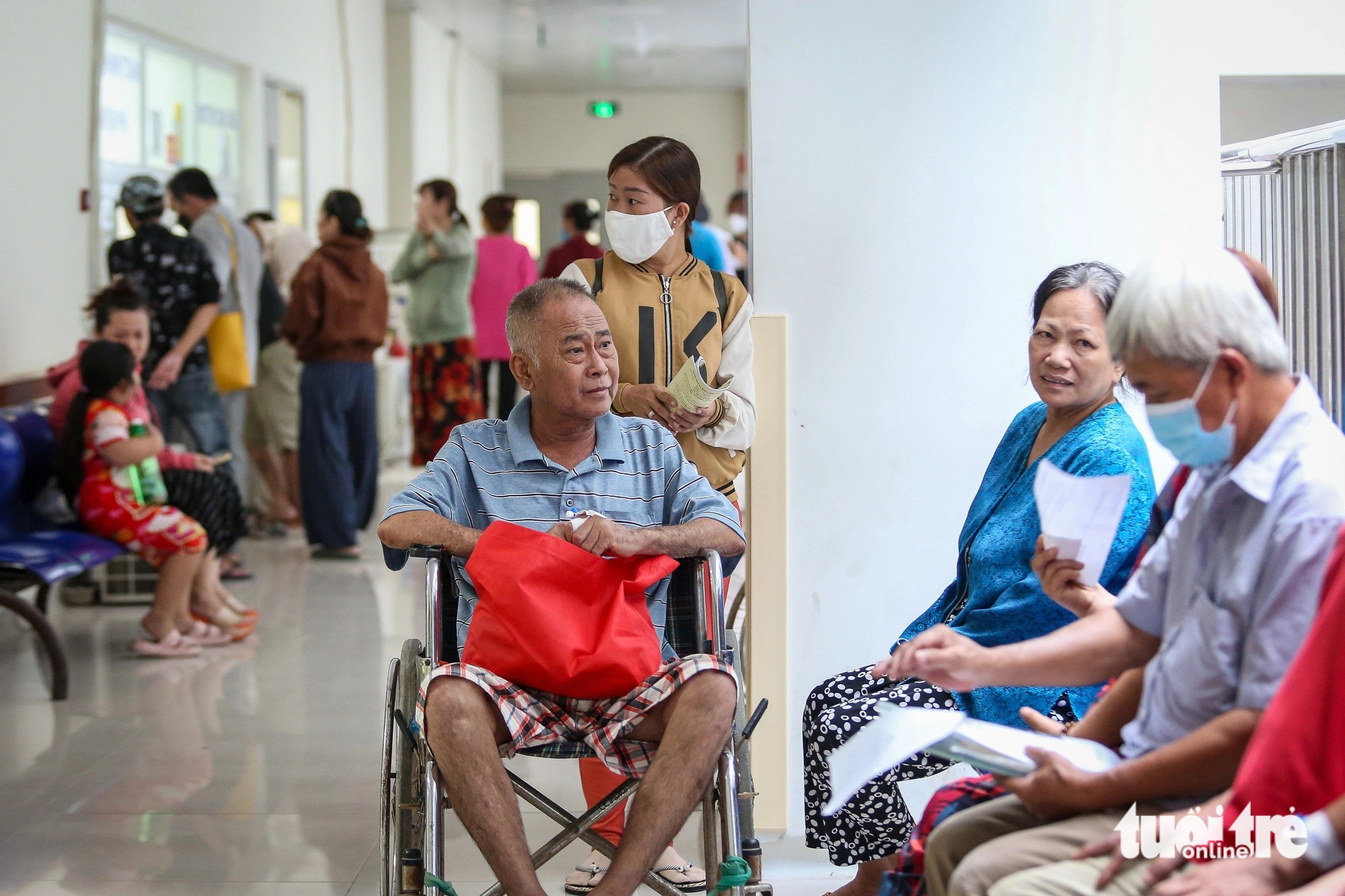 "Lớn tuổi rồi ai cũng ngại phải di chuyển xa, khám gần nhà thế này chúng tôi tiết kiệm được rất nhiều thời gian, chi phí di chuyển. Bà con ở đây cũng mong chờ tòa B sớm khánh thành để bệnh viện càng thêm khang trang, hiện đại" - bệnh nhân Minh chia sẻ khi khám tại Bệnh viện Đa khoa khu vực Hóc Môn chiều 29-5.