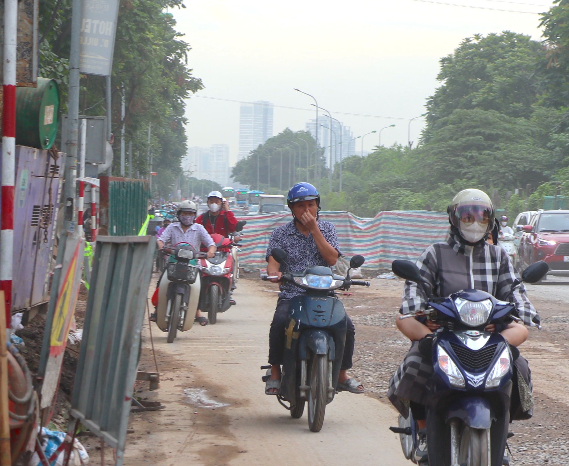 'Lô cốt' thi công gây mất an toàn, ùn tắc trên đại lộ Thăng Long ảnh 3