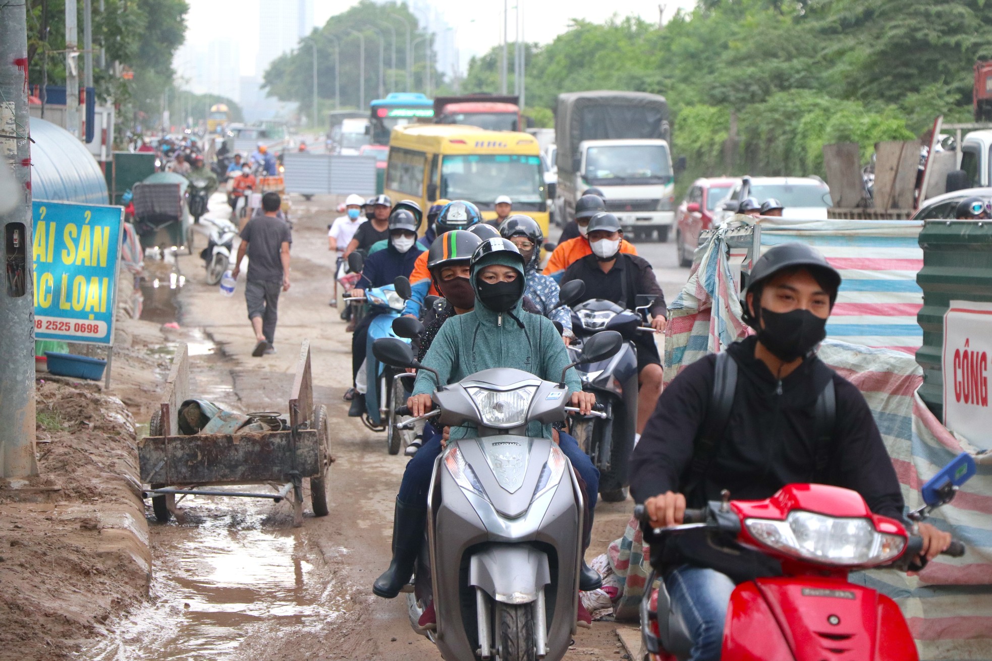 'Lô cốt' thi công gây mất an toàn, ùn tắc trên đại lộ Thăng Long ảnh 2