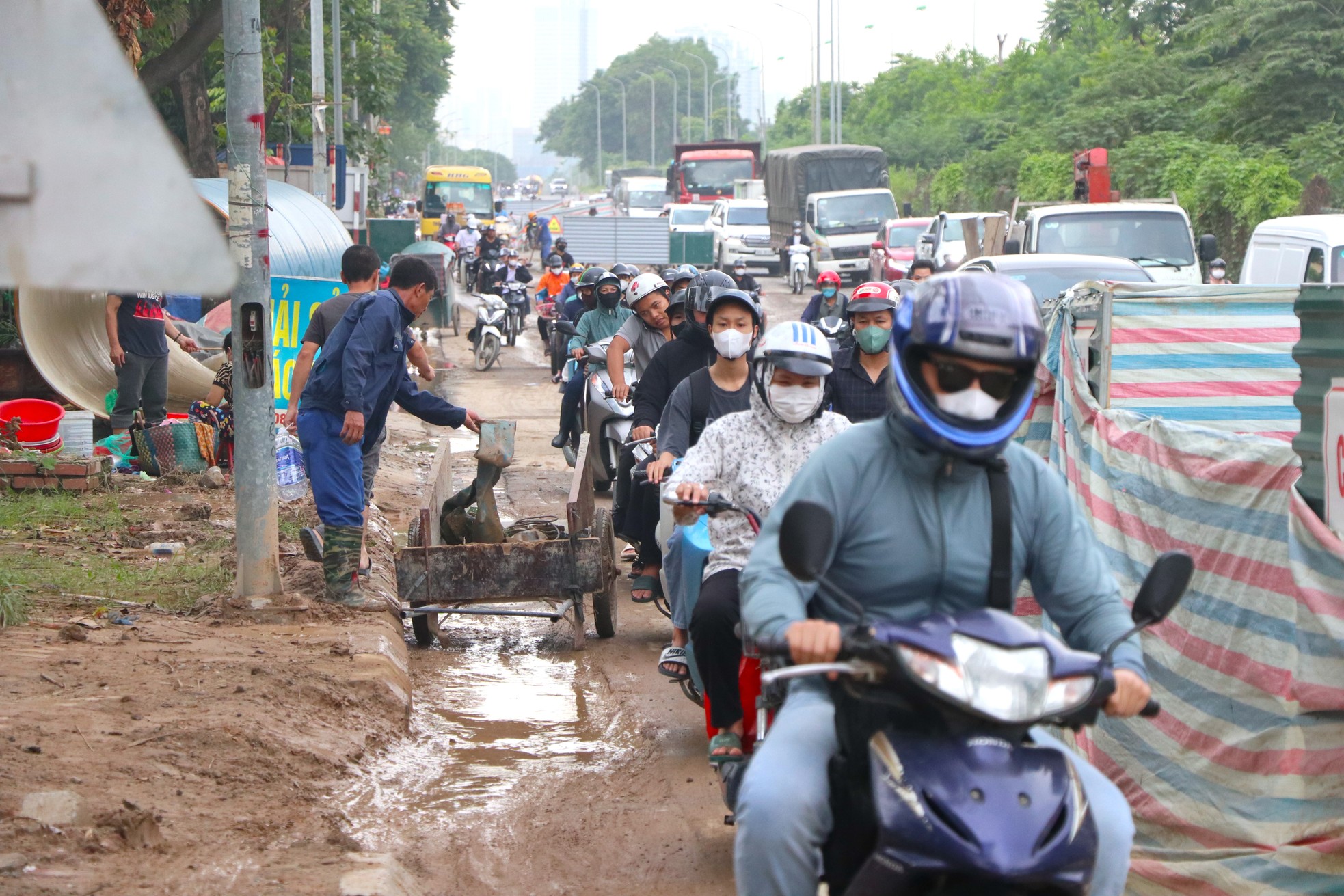 'Lô cốt' thi công gây mất an toàn, ùn tắc trên đại lộ Thăng Long ảnh 4