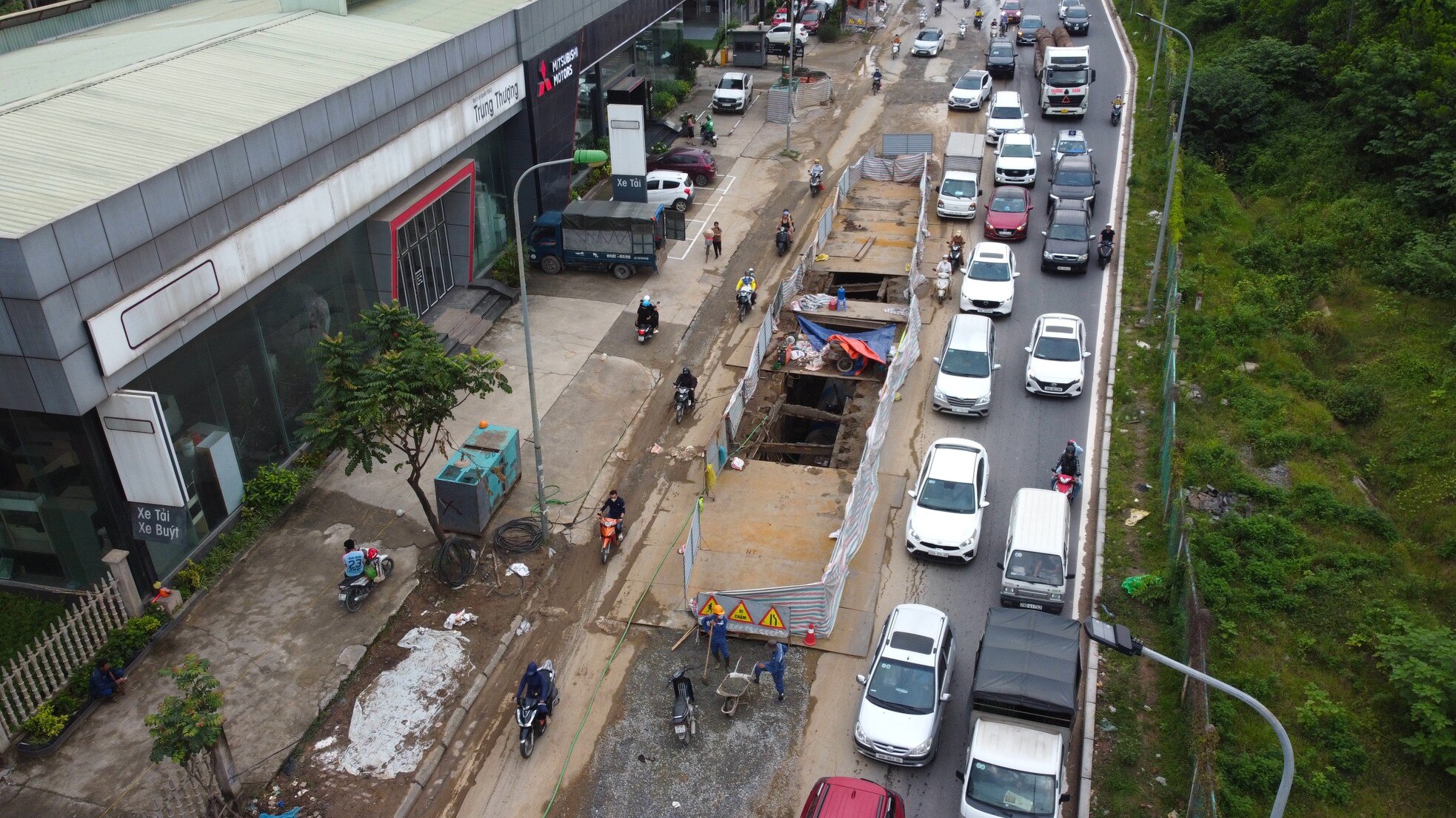 'Lô cốt' thi công gây mất an toàn, ùn tắc trên đại lộ Thăng Long ảnh 6