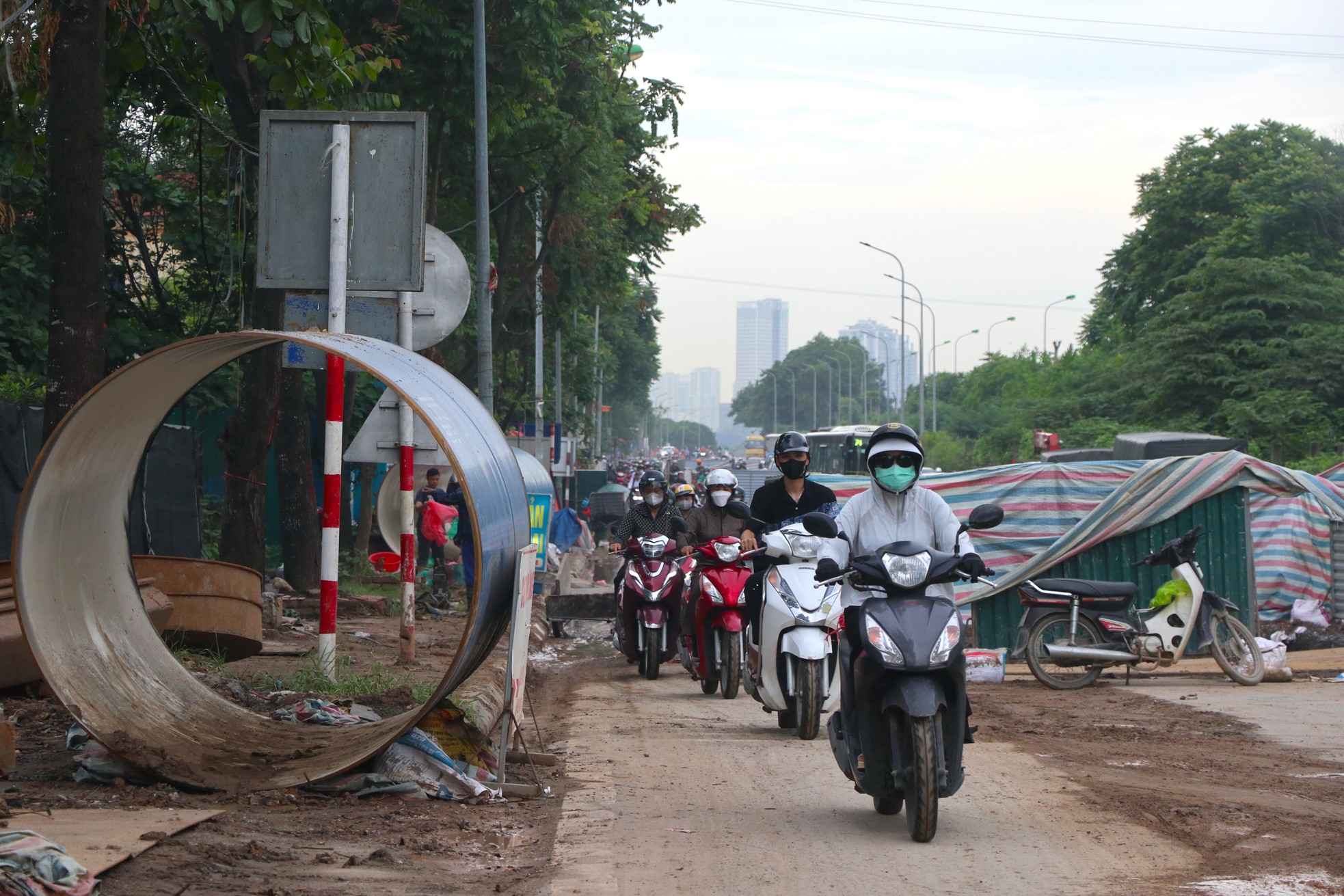 'Lô cốt' thi công gây mất an toàn, ùn tắc trên đại lộ Thăng Long ảnh 5