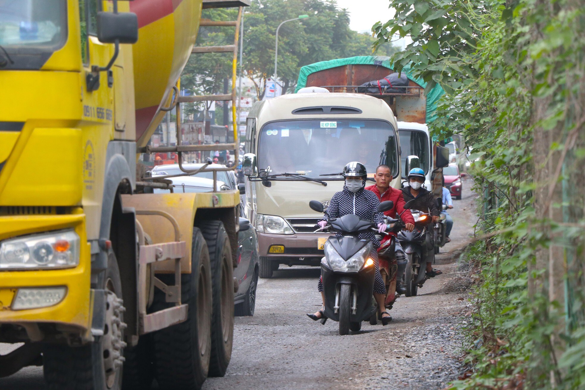 'Lô cốt' thi công gây mất an toàn, ùn tắc trên đại lộ Thăng Long ảnh 9