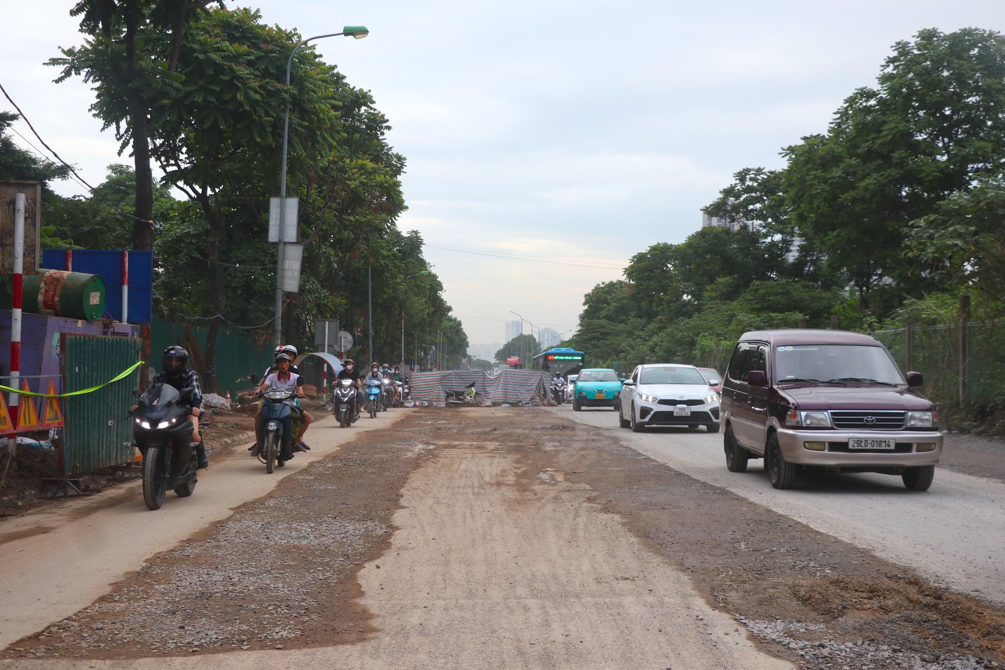 'Lô cốt' thi công gây mất an toàn, ùn tắc trên đại lộ Thăng Long ảnh 8