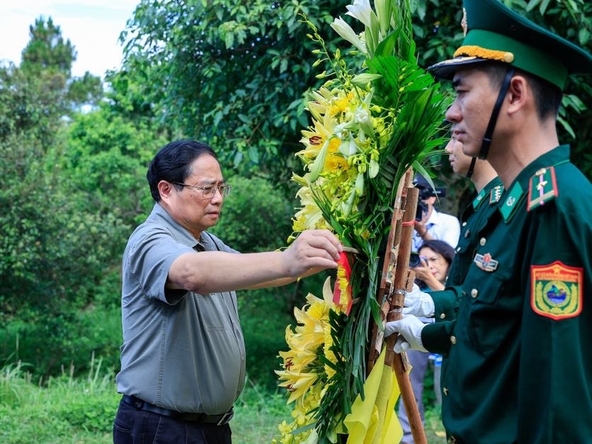 Thủ tướng dâng hương, viếng Đại tướng Võ Nguyên Giáp và các anh hùng, liệt sĩ- Ảnh 8.