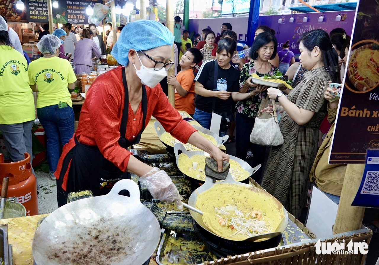 Đầu bếp Thu Tâm có nghề đổ bánh xèo hơn 20 năm phục vụ khách không ngơi tay - Ảnh: T.T.D.