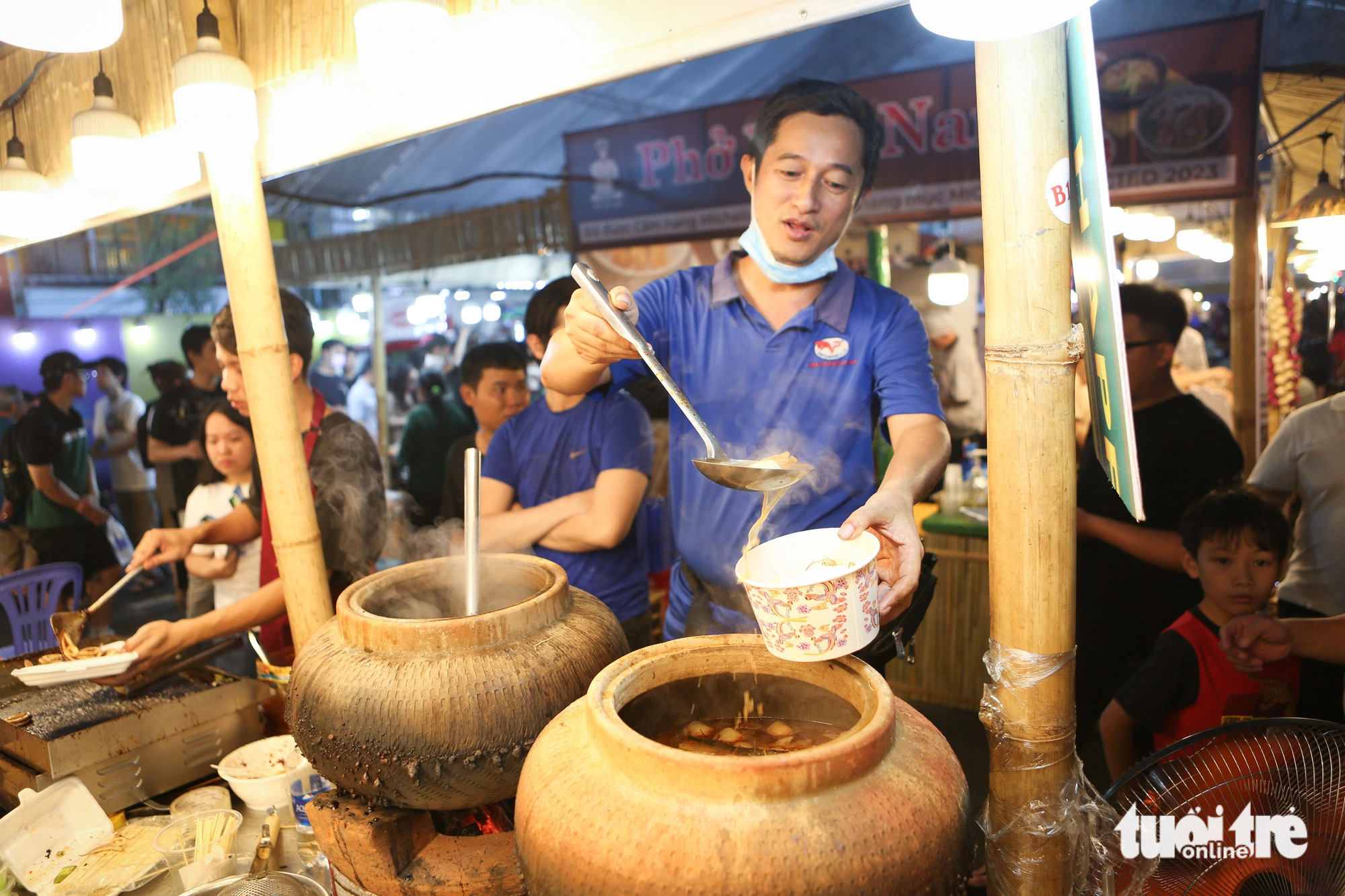 Anh Thiện (chủ quầy bún mắm) không ngơi tay với nồi nước lèo - Ảnh: PHƯƠNG QUYÊN