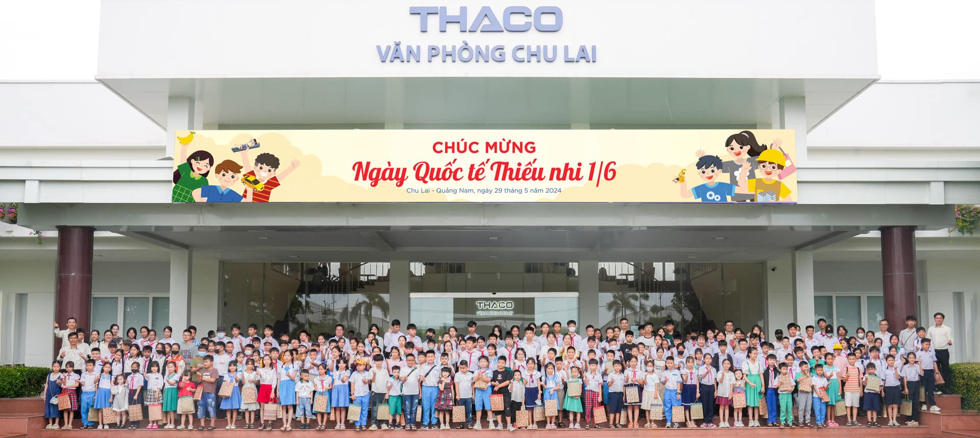 Khối Sản xuất THACO AUTO tổ chức tặng quà và chương trình tham quan nhà máy sản xuất lắp ráp ô tô cho con em CBNV