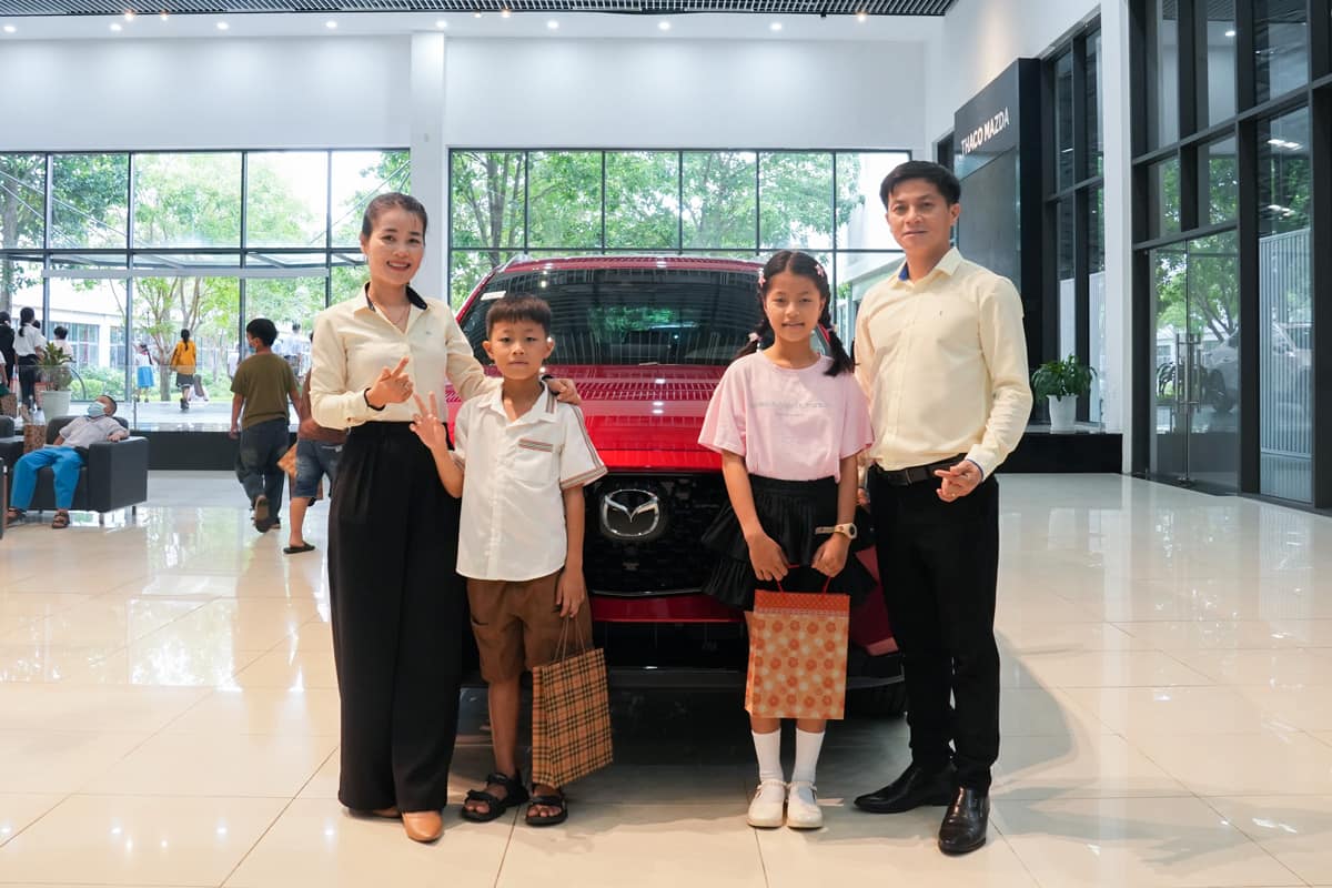 Gia đình chị Võ Thị Duyên cùng các con tại Showroom THACO Mazda