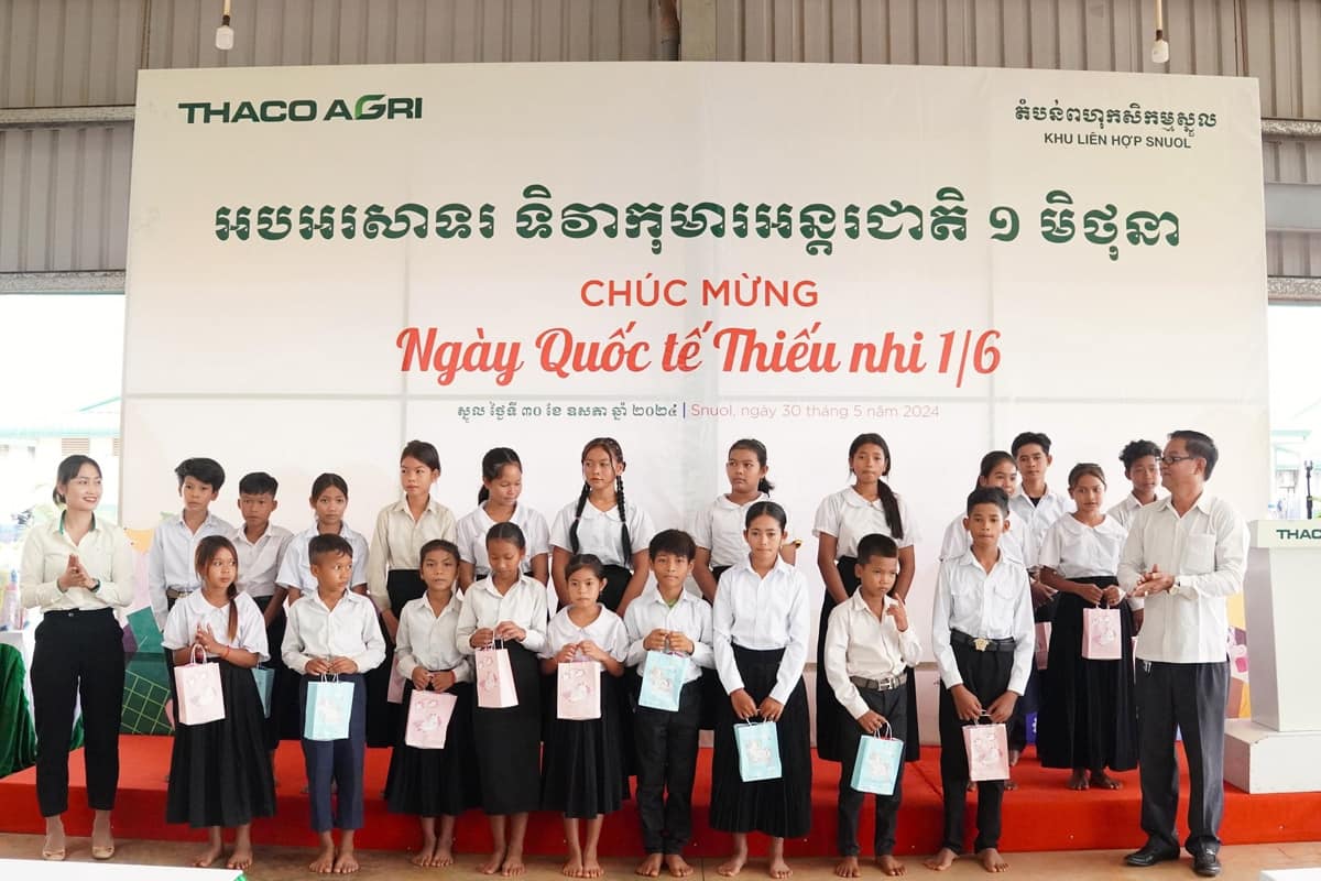 Lãnh đạo KLH Snuol trao tặng những suất quà cho các em học sinh đạt thành tích tốt