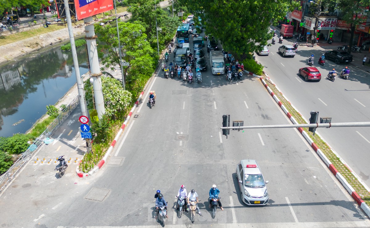 Hà Nội nắng 'rát mặt', mặt đường lên đến hơn 50 độ C ảnh 9