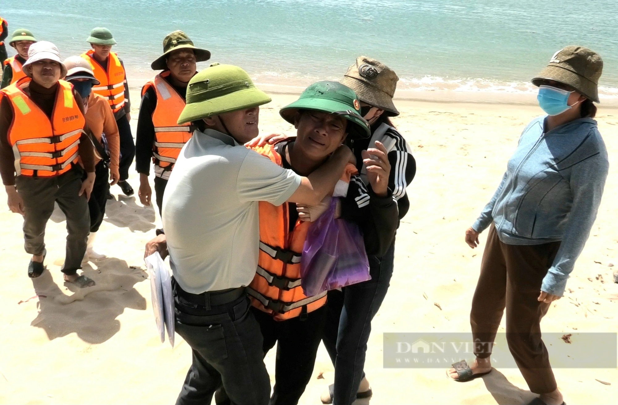 Quảng Bình: Thuyền trưởng kể giây phút cứu 4 ngư dân gặp nạn trên biển rồi đưa vào bờ an toàn- Ảnh 3.