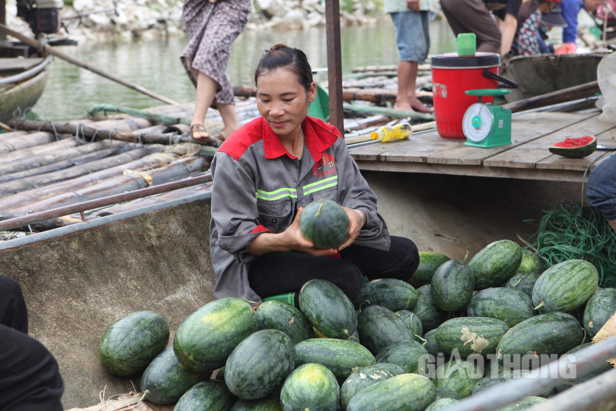 Dập dềnh thuyền nan chở đầy hoa trái trong phiên chợ nổi bên hồ Thác Bà- Ảnh 3.