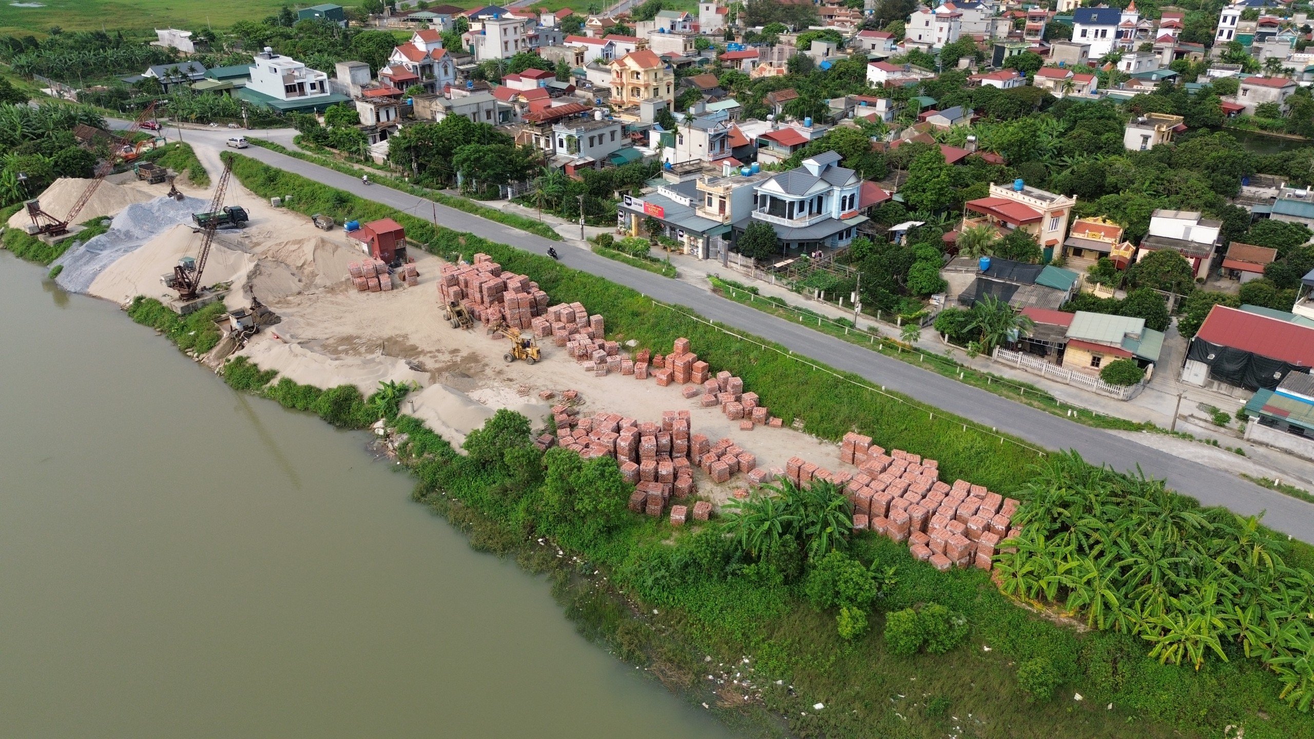 Loạt bến bãi trái phép ven sông Trà Lý, xã loay hoay xử lý- Ảnh 3.