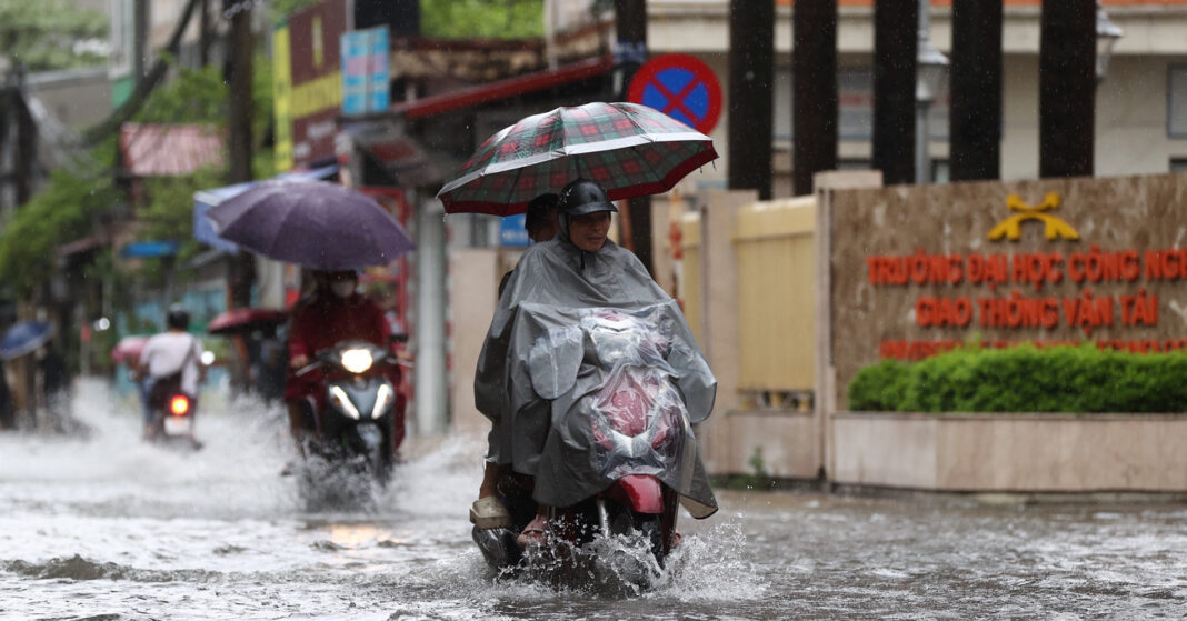 Nguyên nhân khiến Hà Nội mưa lớn, 7.000 lượt sấm sét dội xuống