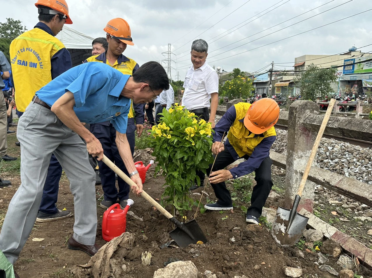 Trồng hoa làm đẹp đường sắt Bắc - Nam nhân ngày Môi trường thế giới- Ảnh 3.