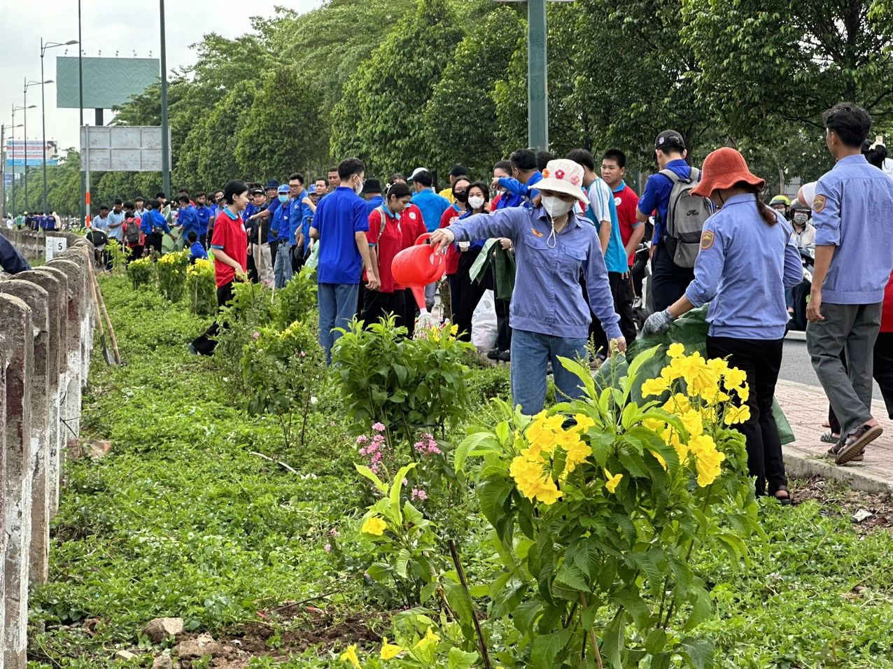 Trồng hoa làm đẹp đường sắt Bắc - Nam nhân ngày Môi trường thế giới- Ảnh 6.