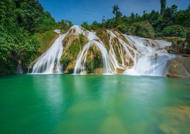 Thác Bản Ba mỗi mùa lại mang một nét đẹp riêng, chinh phục trái tim khách du lịch. Tuy nhiên thời điểm lý tưởng nhất để đến đây tham quan là vào mùa hè và mùa thu, khi nước từ thượng nguồn dâng cao tràn vào con thác tạo nên dòng chảy mạnh tung bọt trắng xóa. Thời tiết trong hai mùa này khá mát mẻ, trong lành, thích hợp để trải nghiệm các hoạt động vui chơi đặc sắc tại đây.