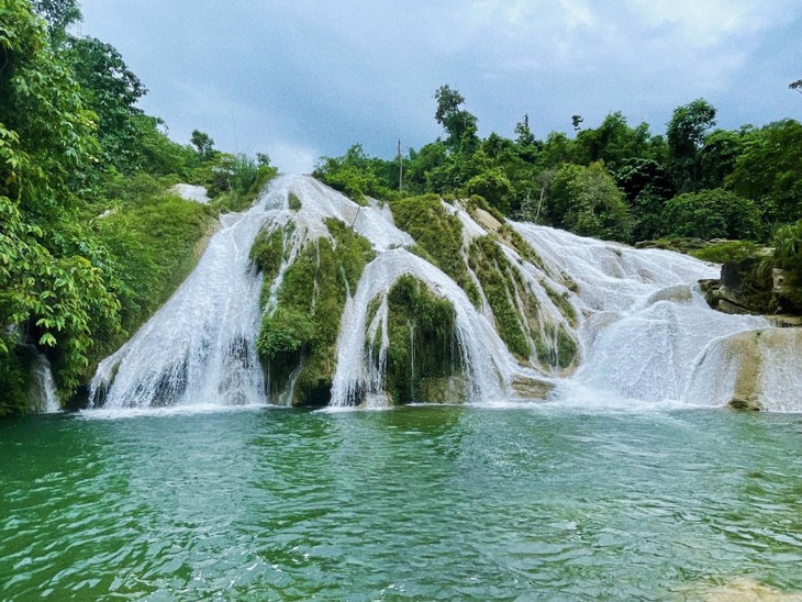 Tầng thác thứ nhất có tên gọi là Tát Củm, chân thác được người dân địa phương gọi là "Vực rồng", nơi có vách đá giống như hình rồng cuốn. Tầng thứ hai khó chinh phục hơn nhưng cũng là tầng được đánh giá đẹp nhất tại con thác với cái tên Tát Cao. Tầng này được chia làm hai nhánh với nước chảy trắng xóa tựa dải lụa đào vắt ngang qua triền núi. Tầng cuối cùng cũng là địa điểm khó chinh phục nhất là tầng Tát Gió chảy dọc theo những phiến đá vôi xuống vực sâu có tên "Vực Linh". Ảnh Vietnam24