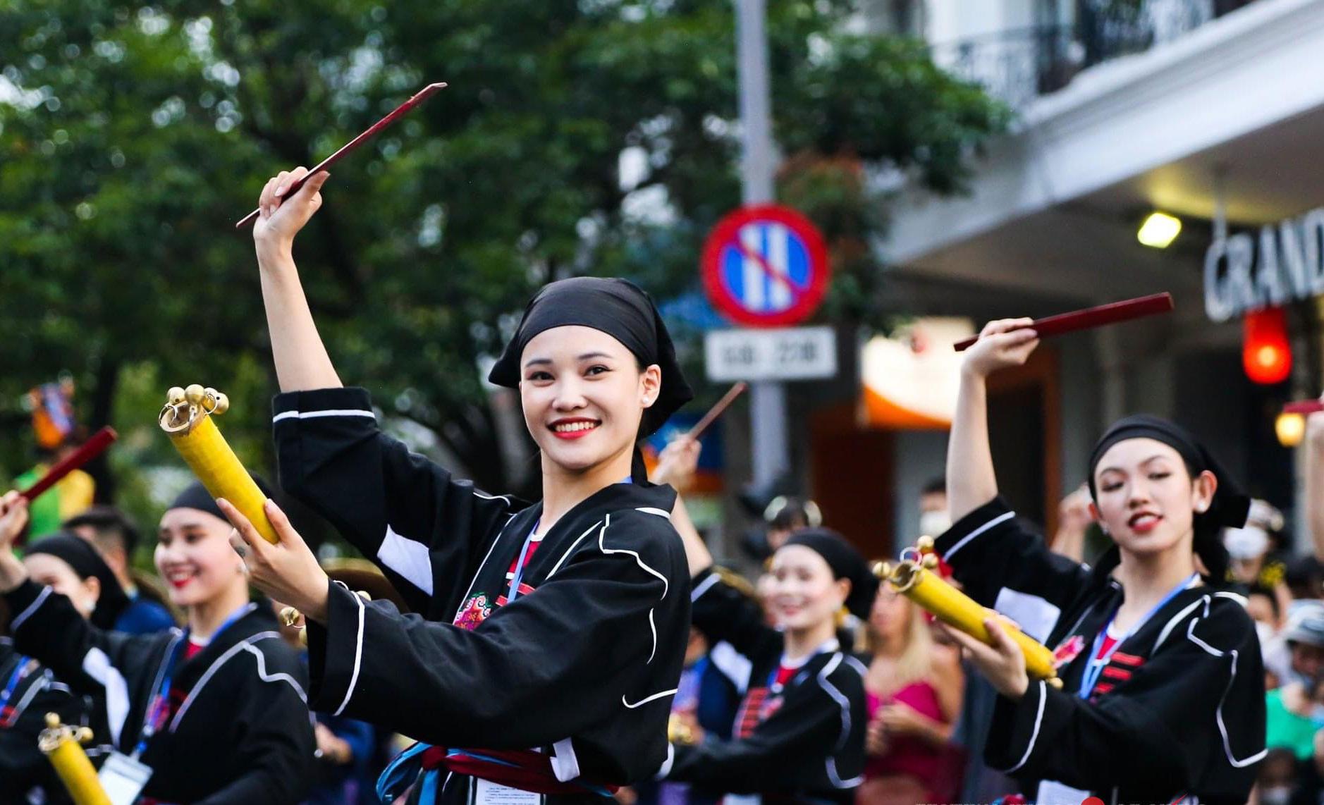 cam cac thiet bi bay tai dai noi trong dem khai mac festival hue 2024 hinh 2