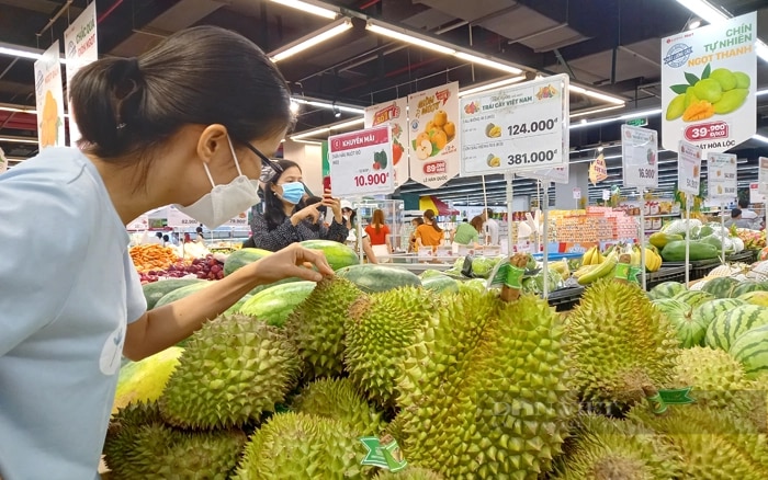 Thời gian qua, giá sầu riêng tăng cao, nông dân vui nhưng doanh nghiệp buồn. Khách hàng mua sầu riêng tại 1 siêu thị ở Đồng Nai. Ảnh: Nguyên Vỹ