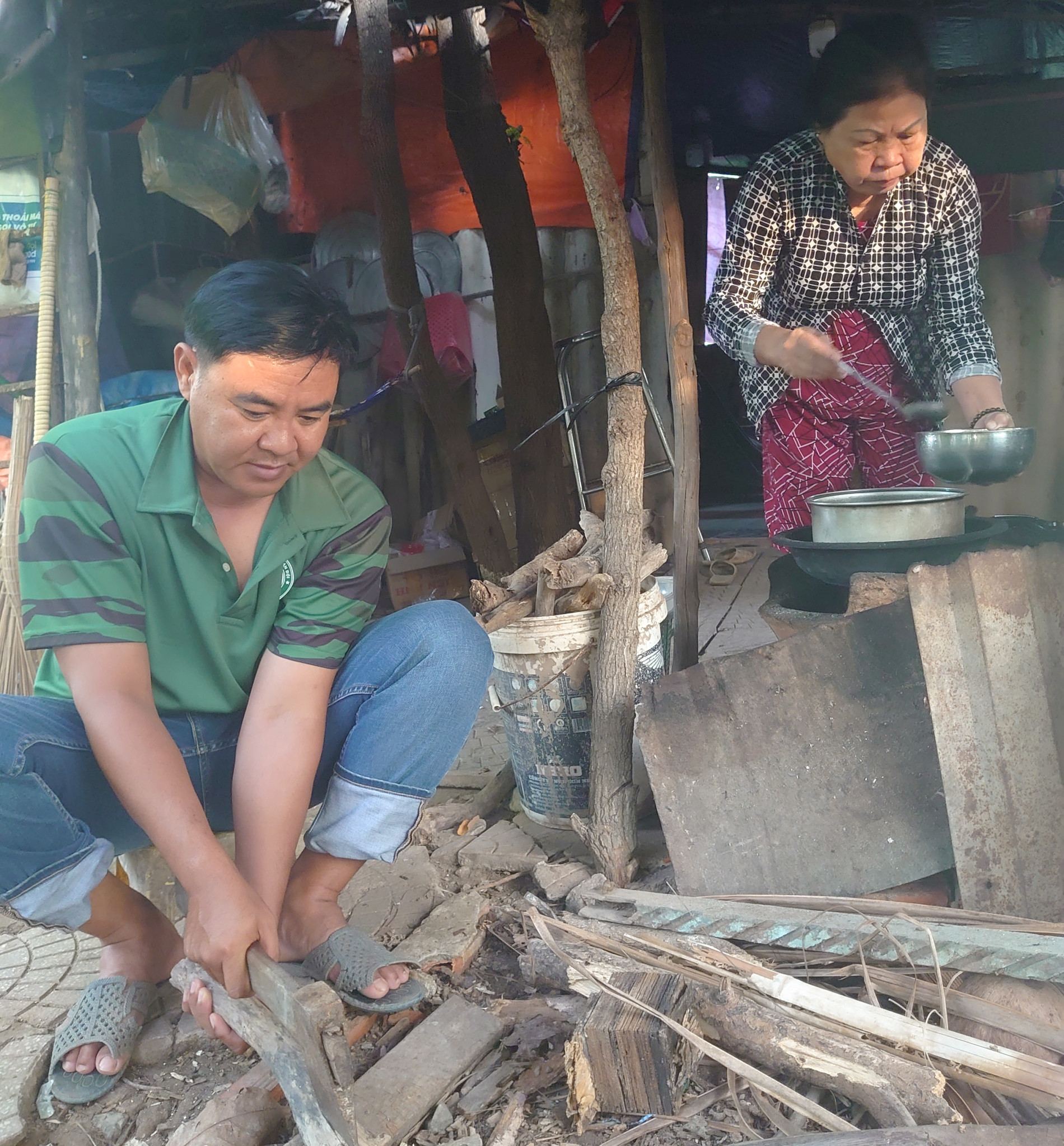 Dựng chái bếp, chàng rể mong 'chữa lành' cho mẹ vợ tuổi xế chiều - Ảnh 2.