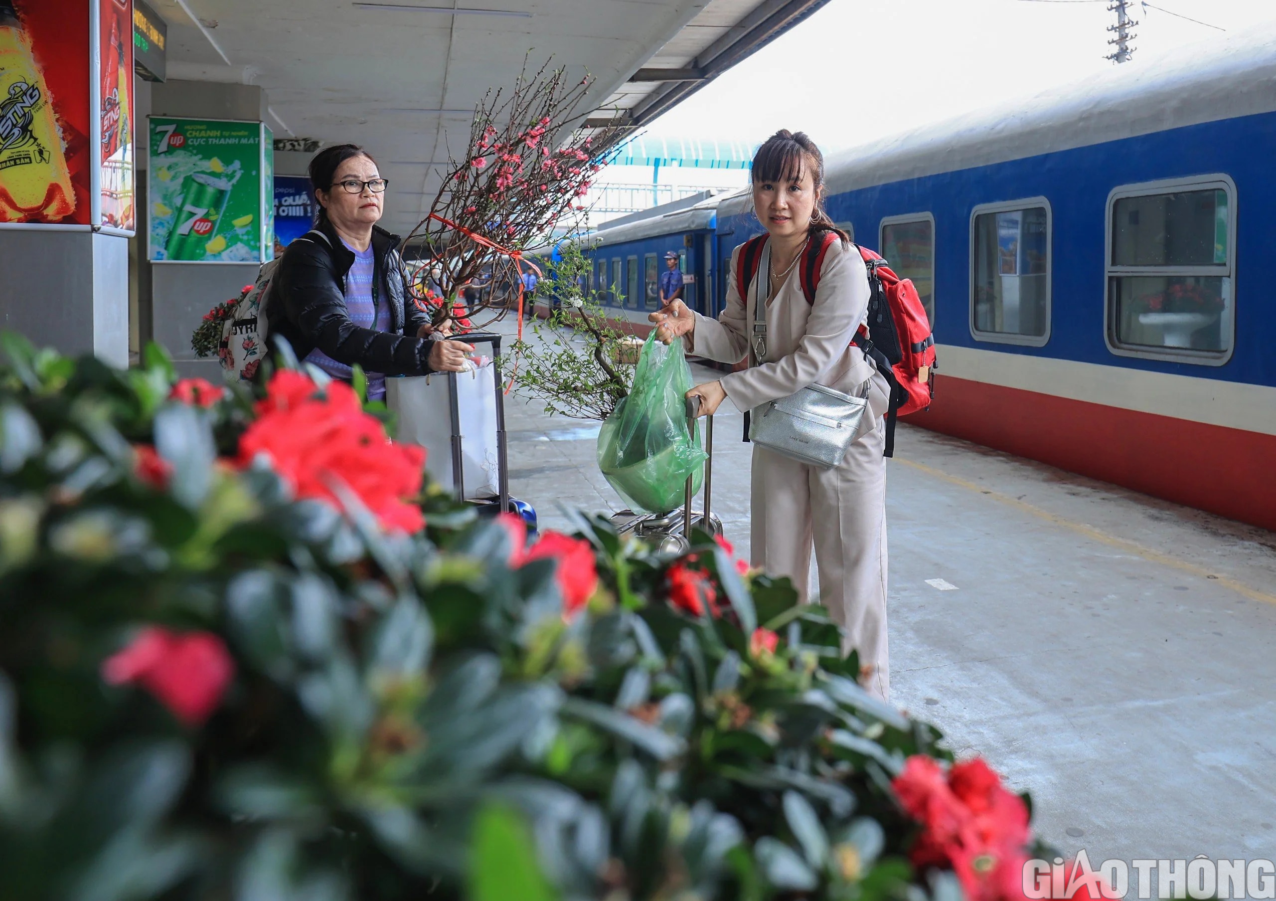 Khách đi tàu bất ngờ ga Hà Nội 