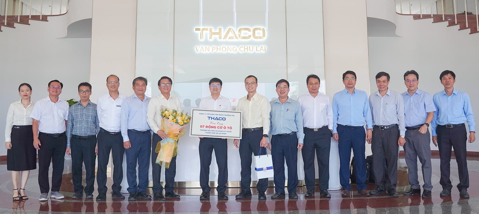 thaco-tai-tro-07-dong-co-o-to-va-cac-trang-thiet-bi-cho-truong-dai-hoc-su-pham-ky-thuat-tp-hcm.jpg