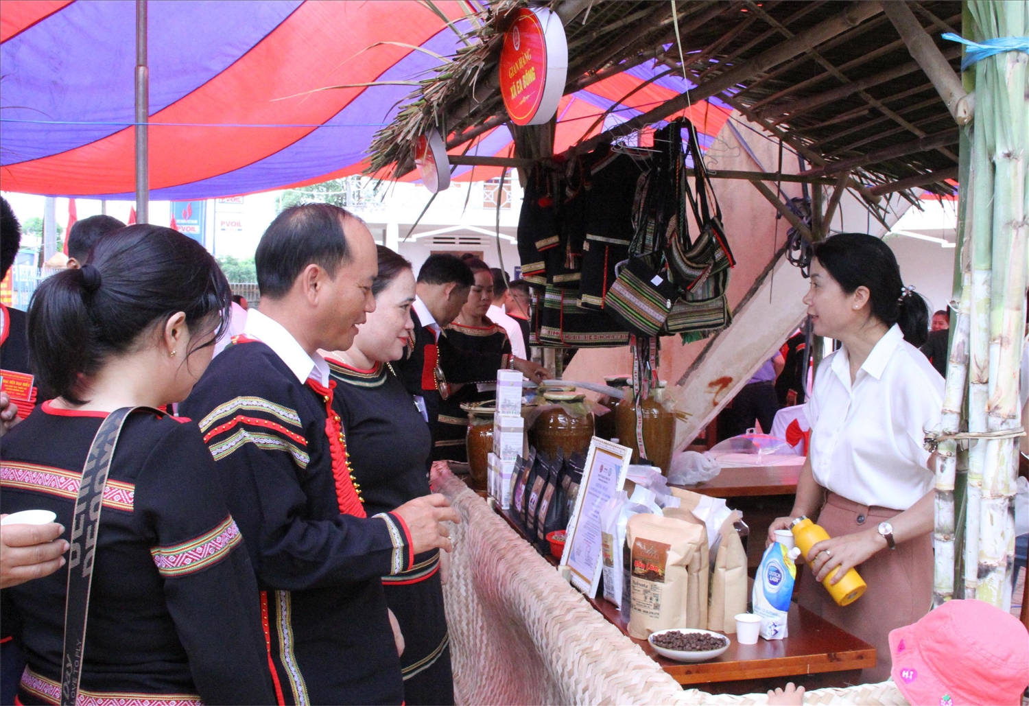 Các đại biểu tham quan gian hàng sản phẩm OCOP của huyện