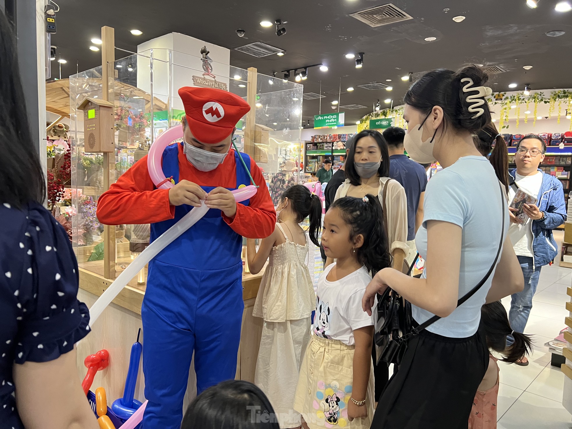 TPHCM: Vào cửa hàng chơi lễ để... trốn nắng tránh mưa ảnh 5