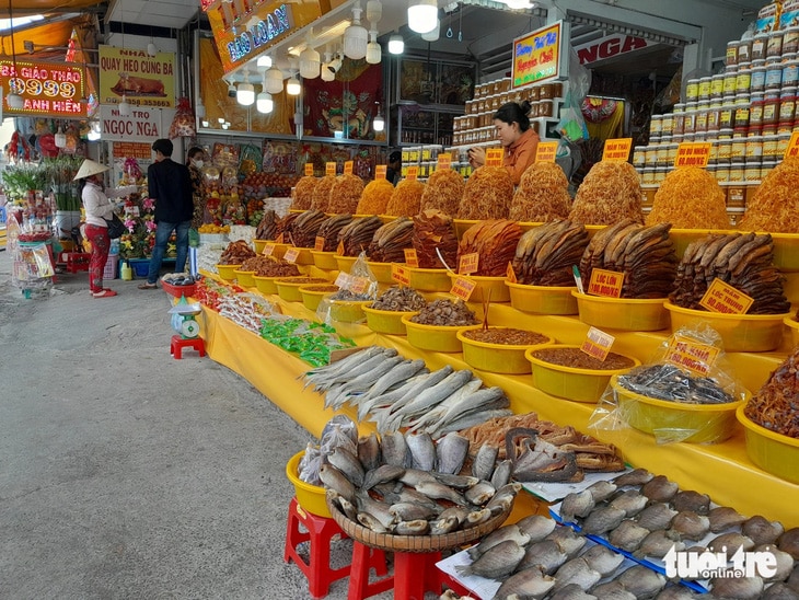 Các điểm kinh doanh hàng hóa quanh điểm du lịch tâm linh ở An Giang đều có bảng niêm yết giá - Ảnh: CHÍ HẠNH