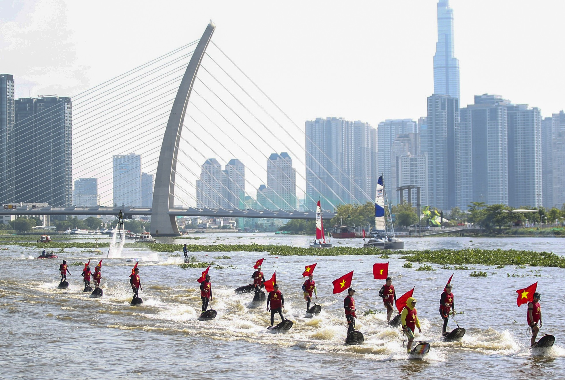 Mãn nhãn với màn 'bay' trên sông Sài Gòn bằng ván phản lực ảnh 7