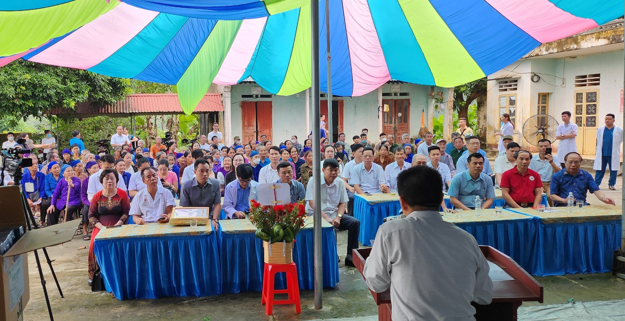 Thanh Hóa: Khám bệnh, tặng quà cho người cao tuổi có hoàn cảnh khó khăn - Ảnh 3.