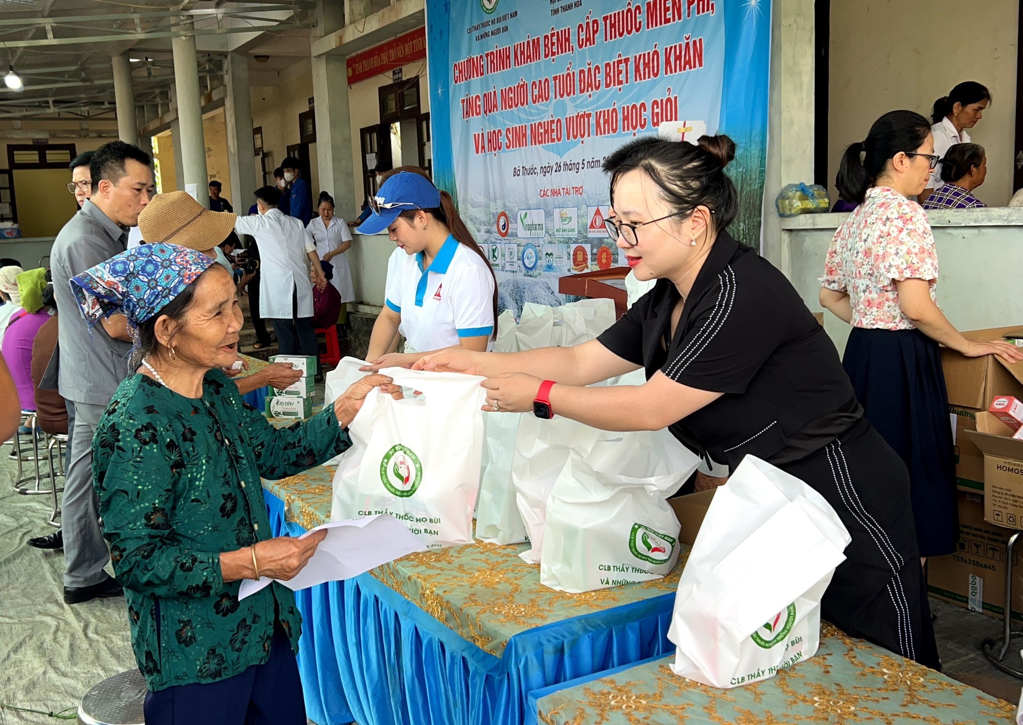 Thanh Hóa: Khám bệnh, tặng quà cho người cao tuổi có hoàn cảnh khó khăn - Ảnh 10.