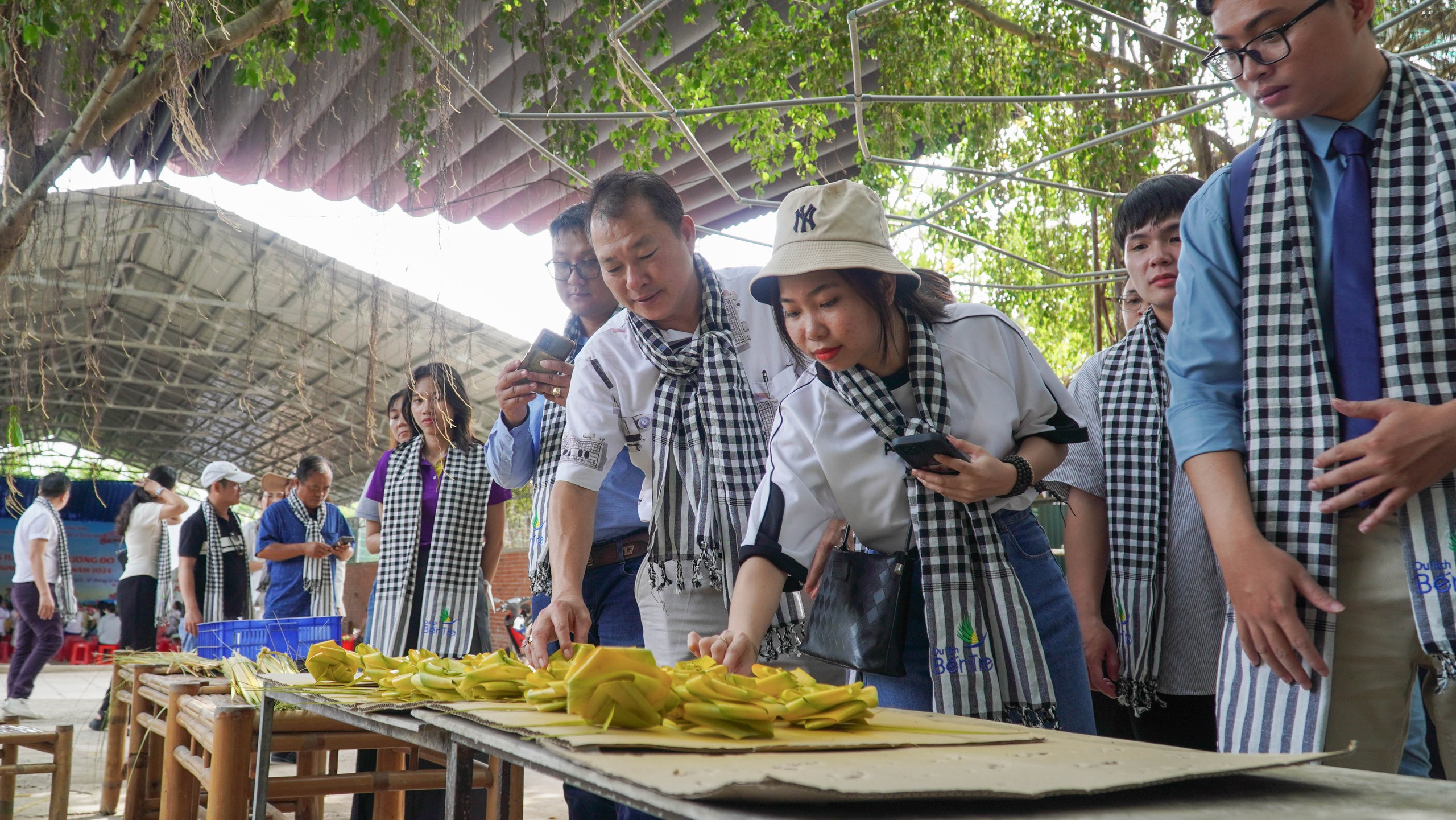 Du khách hào hứng đến xứ dừa trải nghiệm làm nem chay, hái chôm chôm- Ảnh 3.