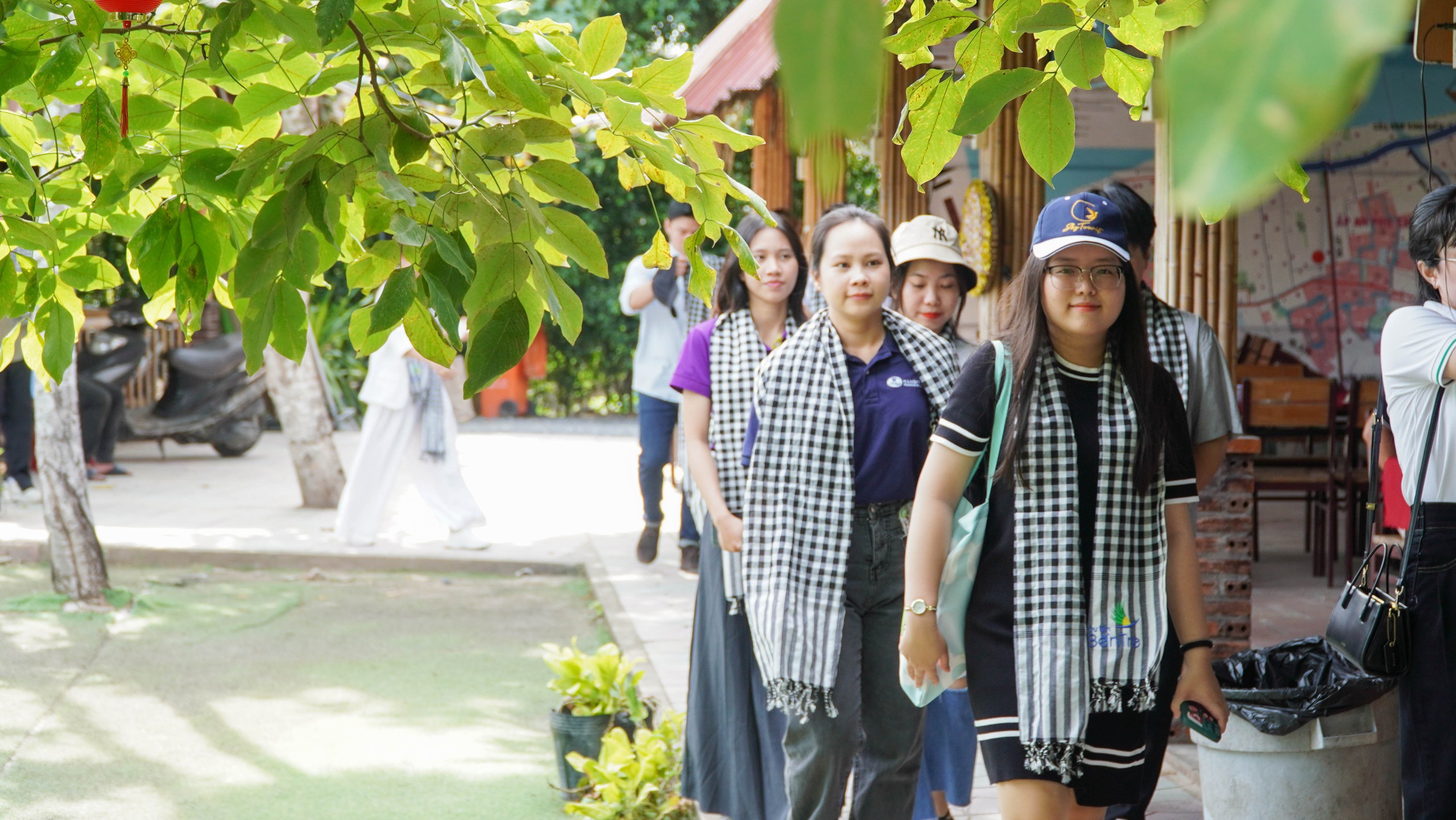 Du khách hào hứng đến xứ dừa trải nghiệm làm nem chay, hái chôm chôm- Ảnh 2.