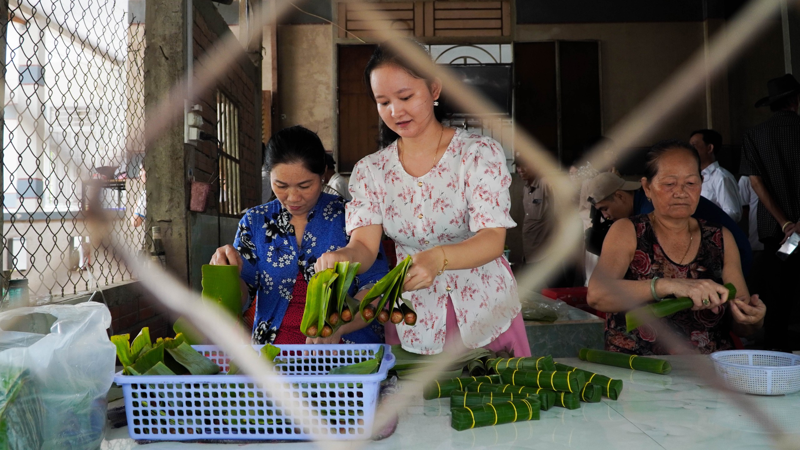 Du khách hào hứng đến xứ dừa trải nghiệm làm nem chay, hái chôm chôm- Ảnh 6.